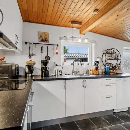 Ferieidyl Nær Og Byliv Feriehus *