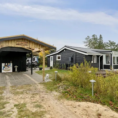 Ferieidyl Nær Og Byliv Feriehus